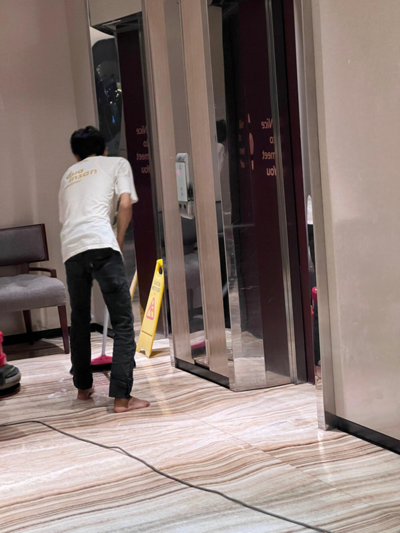 Cleaning Service — Lobby Gedung