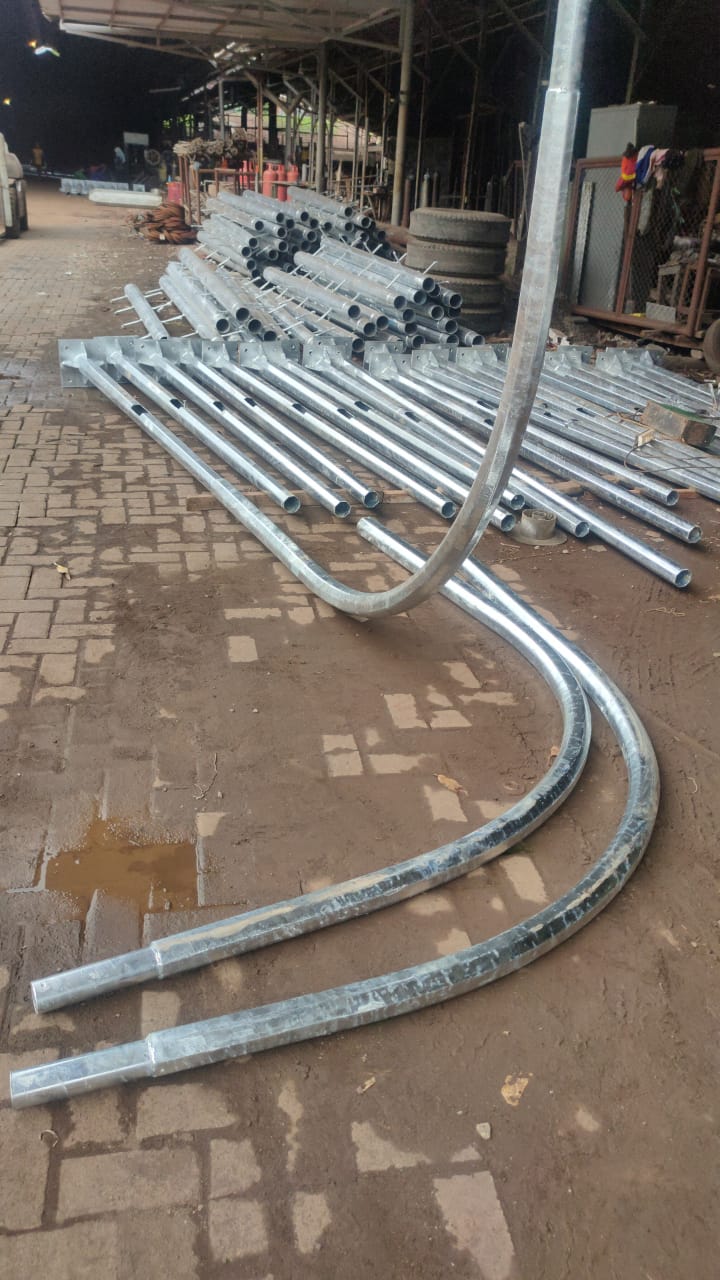 Tiang PJU Oktagonal Single Arm Parabol Tinggi 9meter