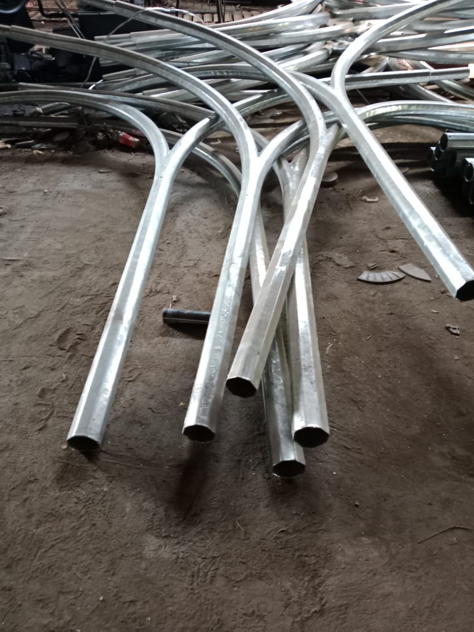 Tiang PJU Oktagonal dobel Arm Parabol Tinggi 9 meter