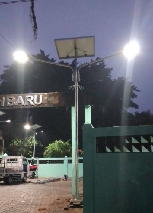 Tiang PJU tenaga surya Oktagonal Dobel Arm Tinggi 6 meter