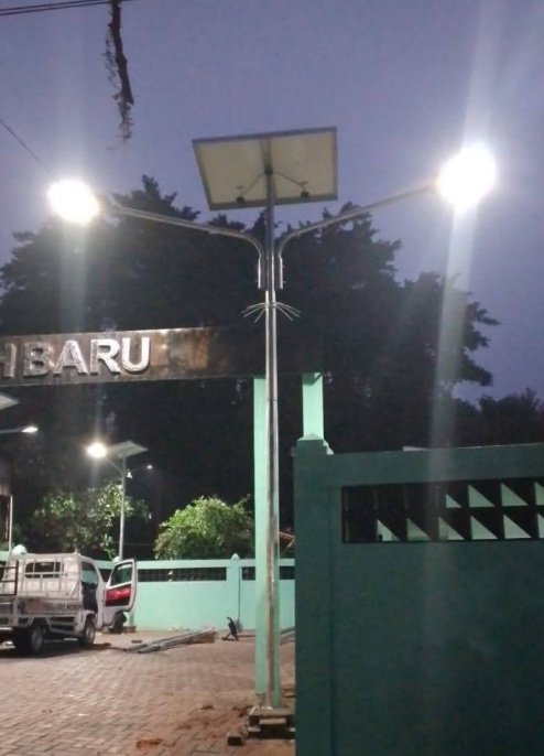 Tiang PJU tenaga surya Oktagonal Dobel Arm Tinggi 7 meter