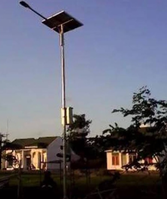 Tiang PJU tenaga surya Oktagonal Single l Arm Tinggi 9 meter